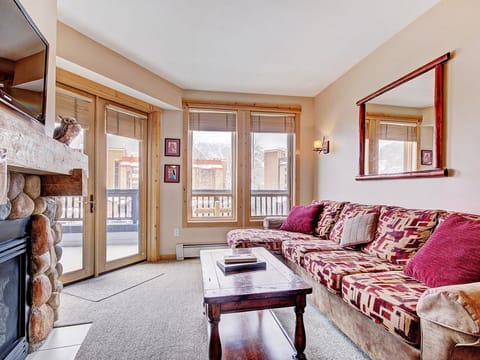 TX202 Taylors Crossing Relax in the Lovely Living Room - Gas fireplace and queen sleeper sofa