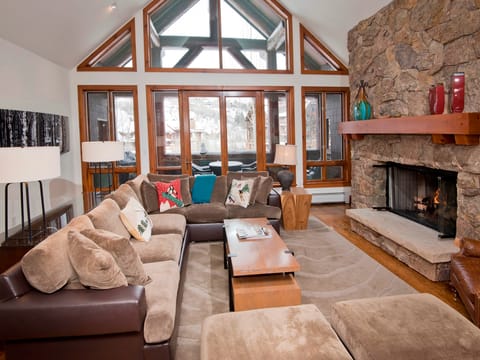 Lavish 3BR/3.5BA Bachelor Gulch Condo - Ski In / Ski Out Apartment in Avon