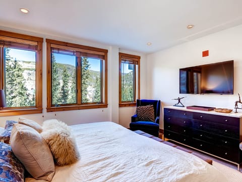 Luxury 4Bdr Ski In-Out Condo-Premium Amenities Apartment in Keystone