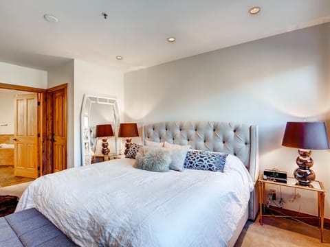 Luxury 4Bdr Ski In-Out Condo-Premium Amenities Apartment in Keystone