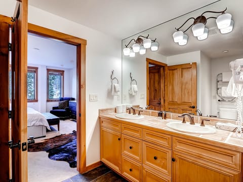 Luxury 4Bdr Ski In-Out Condo-Premium Amenities Apartment in Keystone