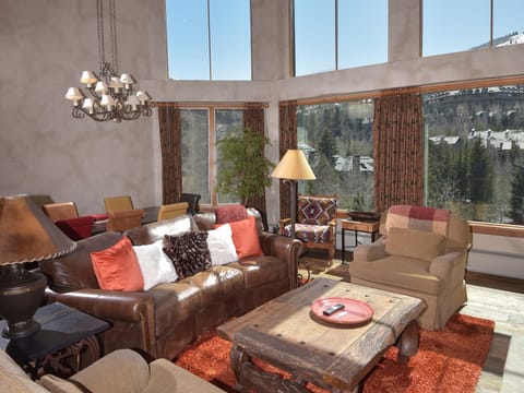 Spacious 4 Bedroom + Loft 4.5Ba Condo- Ski in/out Apartment in Beaver Creek