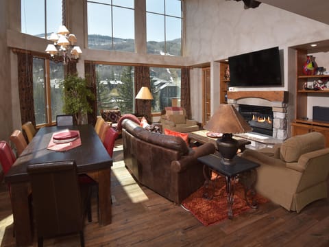 Spacious 4 Bedroom + Loft 4.5Ba Condo- Ski in/out Apartment in Beaver Creek