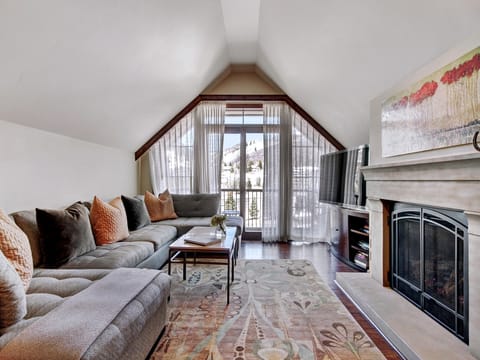 Vail Village Private 4 BR Residence w Full Kitchen Save 20% on 7+ Nights! Apartment in Vail