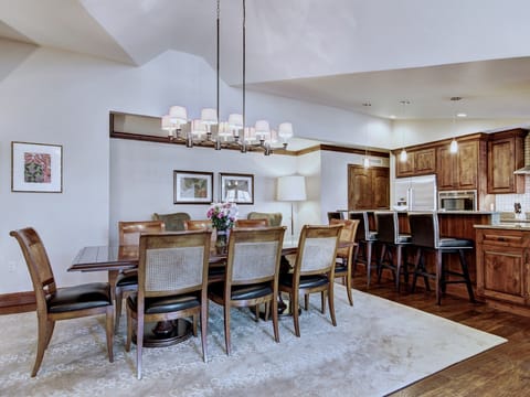 Vail Village Private 4 BR Residence w Full Kitchen Save 20% on 7+ Nights! Apartment in Vail