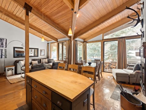 700UteAve#116_HiRes_21120611