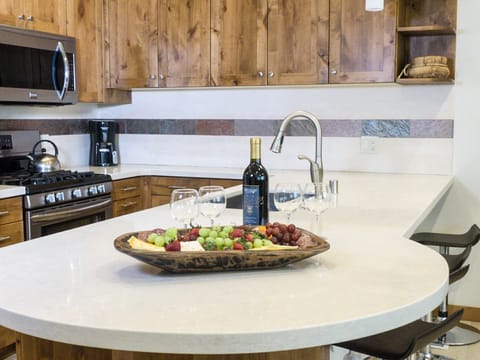 3Br 2Ba- Overwhelming Charm, Overlooking the Village Hotel in Northstar Drive