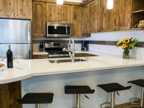 3Br 2Ba- Overwhelming Charm, Overlooking the Village Hotel in Northstar Drive