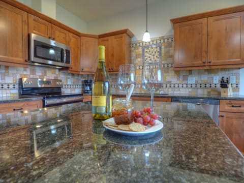 Coyote Ridge -- EV #6106 - a SkyRun RMNP Property - Coyote Ridge - Gourmet kitchen with Mountain &amp; Lake views.
