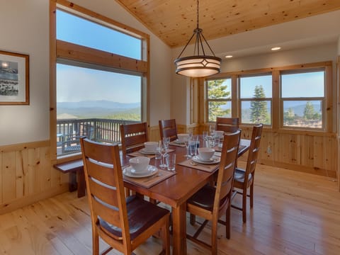 Spacious dining area, views!