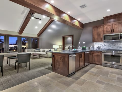 Luxury 3Br Residence steps from Heavenly Village & Gondola Apartment in Stateline