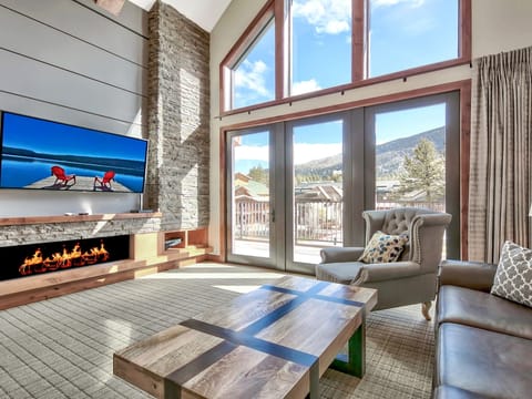 3Br Luxury Residence steps to Heavenly Gondola & Village Apartment in Stateline