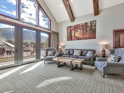 3Br Luxury Residence steps to Heavenly Gondola & Village Apartment in Stateline