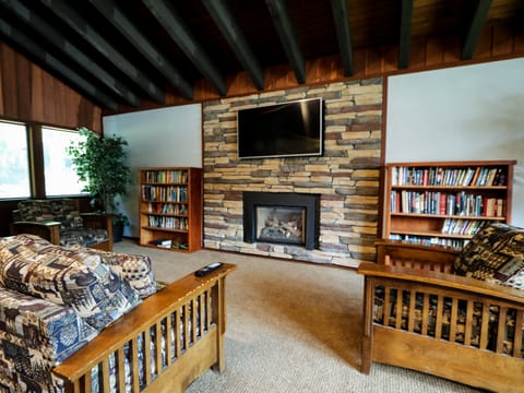 Mammoth West 124 Spacious Condo great for large group, Walk to Canyon Apartment in Mammoth Lakes