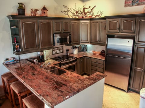 Mammoth West 140 Pet-Friendly Updated Condo, Just A Short Walk to Canyon Lodge Apartment in Mammoth Lakes