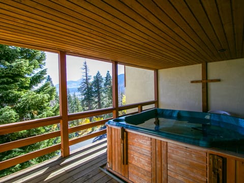 Bridges Townhome 7 Gorgeous Mountain Views, Private Jacuzzi, Steps to Eagle Lodge Apartment in Mammoth Lakes