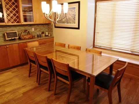 Sierra Megeve 7 Deluxe Remodeled Condo, Just A Short Walk To Canyon Lodge Apartment in Mammoth Lakes