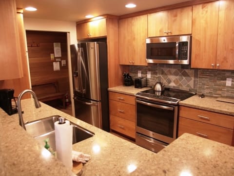 Sierra Megeve 7 Deluxe Remodeled Condo, Just A Short Walk To Canyon Lodge Apartment in Mammoth Lakes