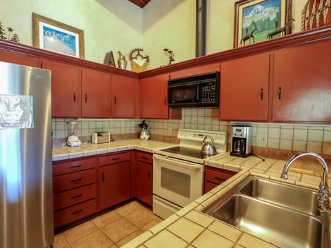 Mammoth West 143 Quiet Condo With Amazing Mountain Views and A Short Walk to Canyon Lodge Apartment in Mammoth Lakes