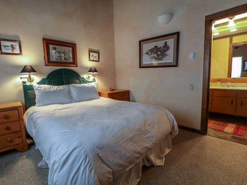 Mammoth West 143 Quiet Condo With Amazing Mountain Views and A Short Walk to Canyon Lodge Apartment in Mammoth Lakes