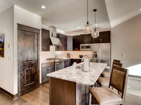 New Luxury 3br Townhome R40 Townhouse in Keystone