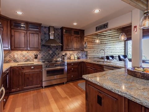 Bridges Townhome 11 Pet-Friendly Deluxe Townhome with Private Hot Tub and Stones throw to slopes Apartment in Mammoth Lakes