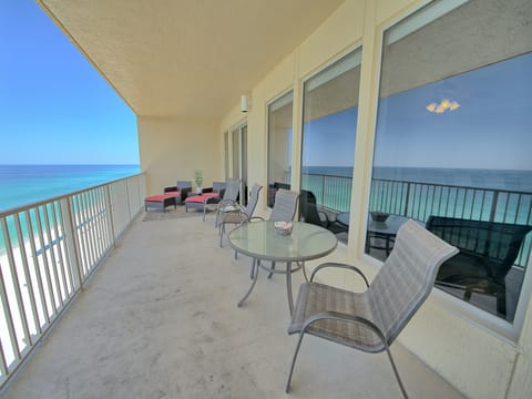 Stylish Oceanfront Condo with Beach and Picnic Area Access - Unit 1706 Apartment in Lower Grand Lagoon