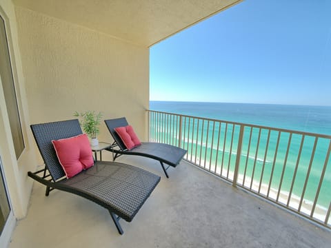 Stylish Oceanfront Condo with Beach and Picnic Area Access - Unit 1706 Apartment in Lower Grand Lagoon