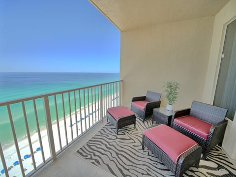Stylish Oceanfront Condo with Beach and Picnic Area Access - Unit 1706 Apartment in Lower Grand Lagoon