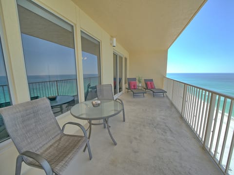 Stylish Oceanfront Condo with Beach and Picnic Area Access - Unit 1706 Apartment in Lower Grand Lagoon