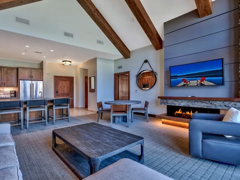 Luxury 2Br Residence steps from Heavenly Village & Gondola Apartment in Stateline