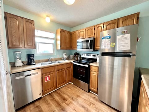 New stainless steel appliances (March '24)! Well-equipped kitchen makes cooking in a breeze.