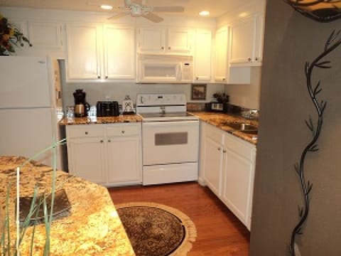 www.sugarmountainlodging.com Modern kitchen open to both living