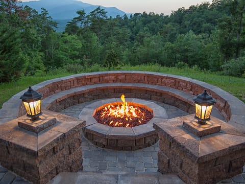 Gatlinburg Mansion Cabin in Pittman Center