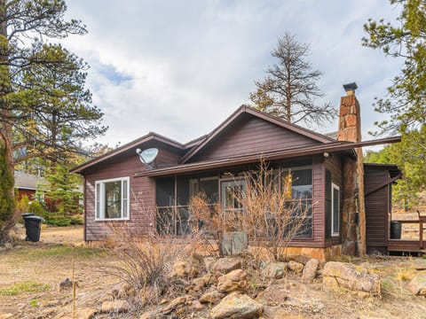 Blue Jay Bungalow - Great mountainous setting.
