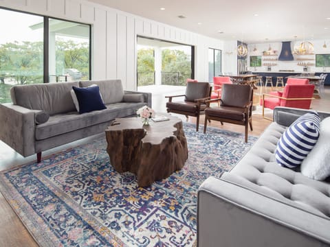 CL 270 The White House on the Horseshoe House in Canyon Lake