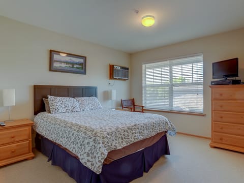 13 Lodge Condo Minutes Away from Golfing, Biking, and Playground Apartment in Hood River