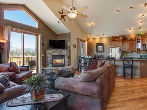 The Twin Owls 21A - a SkyRun RMNP Property - The Twin Owls 21A - Enter into this beautiful open space. Living room with comfy seating area, fireplace, flat screen TV and open full kitchen with breakfast bar.