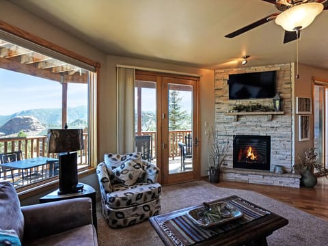 Bighorn Mountain 19B - a SkyRun RMNP Property - Bighorn Mountain 19B - Enter info this open concept unit with fabulous views, gas fireplace, queen sleeper sofa and chair.