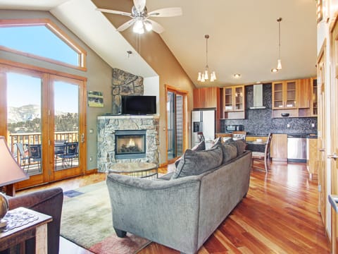 Mount Cairns 16A - a SkyRun RMNP Property - Mount Cairns 16A - Welcome to your spacious open living vacation condo with vaulted ceilings, ceiling fan, fireplace and amazing views!
