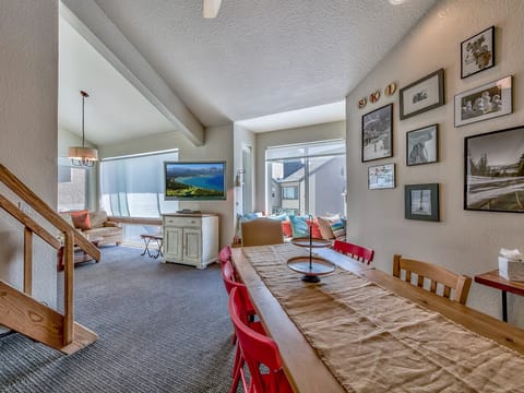 2Br+ loft Centrally Located Kirkwood Condo – Great Value Apartment in Kirkwood