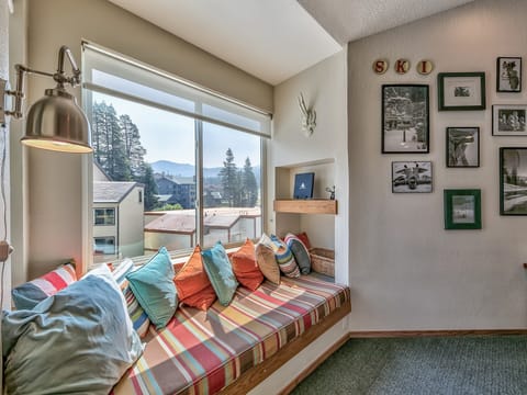 2Br+ loft Centrally Located Kirkwood Condo – Great Value Apartment in Kirkwood