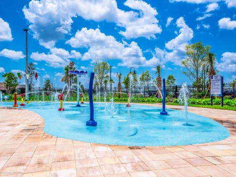 Great location close to Theme Parks! Resort Community,Contact Free Check-in, Free wifi,BBQ Grill!! Townhouse in Kissimmee