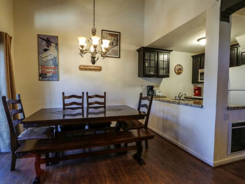 Chamonix 94 Cozy Townhouse with Great Complex Amenities, Walk to Canyon Lodge Apartment in Mammoth Lakes