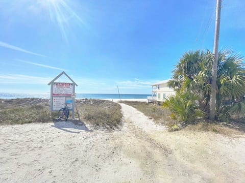 2 minute walk to Panama City Beach