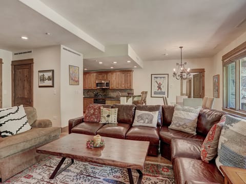 Elegant 3BR Condo, steps from the Chairlift! Apartment in Edwards