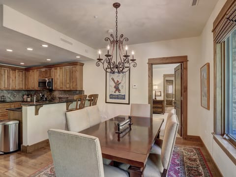 Elegant 3BR Condo, steps from the Chairlift! Apartment in Edwards