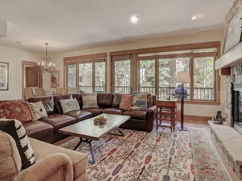 Elegant 3BR Condo, steps from the Chairlift! Apartment in Edwards