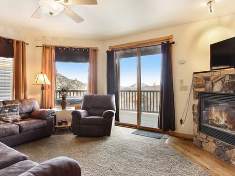 Chiefs Head Peak 21B - a SkyRun RMNP Property - Chiefs Head Peak 21B - Living room with queen sleeper sofa, loveseat and recliner. Gas fireplace and flat screen TV.