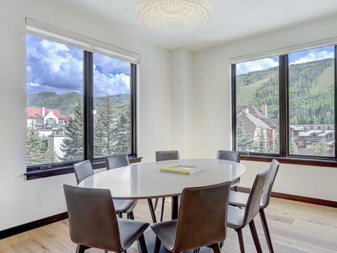 The Lion Vail- 4 BR Modern Mountain Luxury Save 20% on 7+ Nights! Apartment in Vail